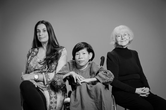 The three winners of the Her Abilities Award 2019 are sitting besides each other with a proud regard towards the camera. 